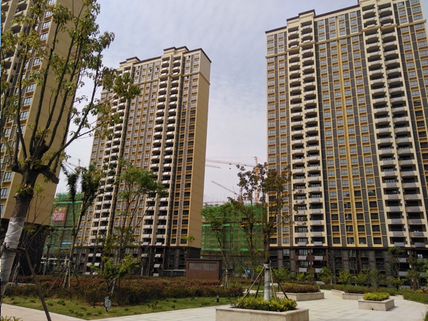 六安市梅花西苑小區(qū)定做陽臺(tái)護(hù)欄、百葉窗案例 六安市梅花西苑小區(qū)定做陽臺(tái)護(hù)欄、百葉窗案例