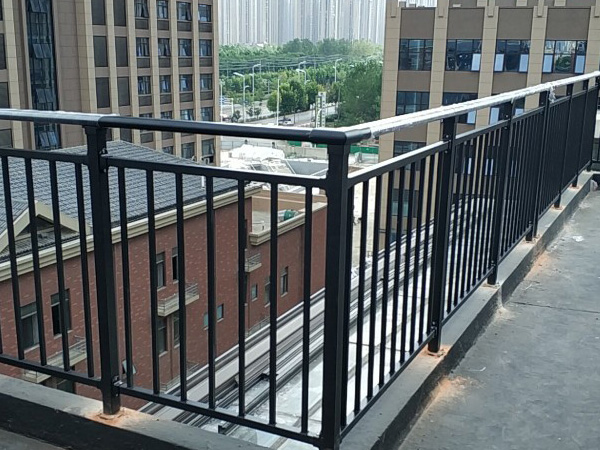 選購(gòu)陽(yáng)臺(tái)護(hù)欄有哪些注意事項(xiàng)? 選購(gòu)陽(yáng)臺(tái)護(hù)欄有哪些注意事項(xiàng)?