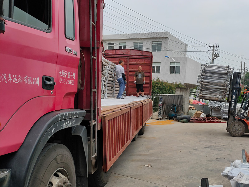 金用護欄2020年7月26日陽臺玻璃護欄裝車發貨！