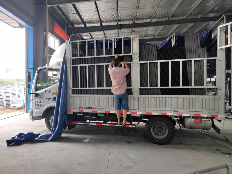 金用護(hù)欄2020年7月27日鋁合金百葉窗裝車發(fā)貨! 金用護(hù)欄2020年7月27日鋁合金百葉窗裝車發(fā)貨!