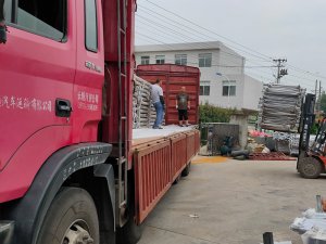 金用護(hù)欄2020年7月26日陽臺玻璃護(hù)欄裝車發(fā)貨！