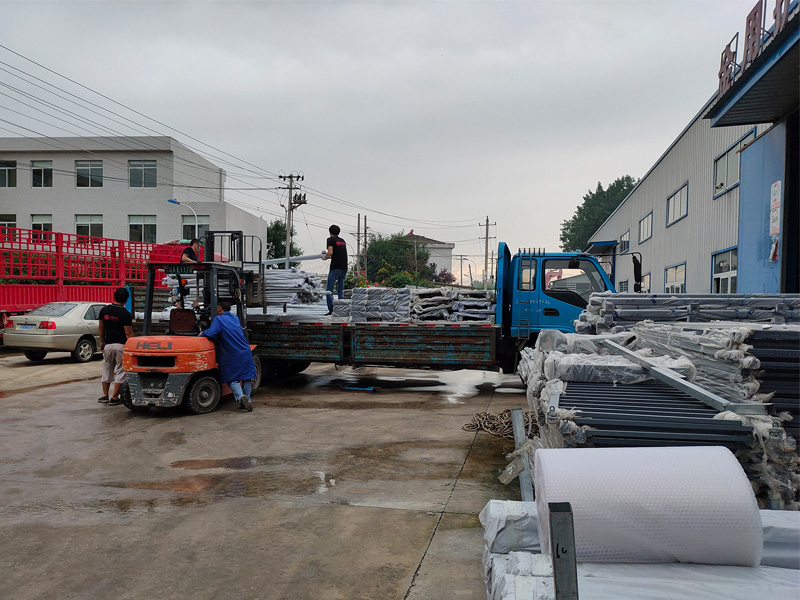 金用護(hù)欄2020年7月28日鋅鋼玻璃護(hù)欄裝車發(fā)貨! 金用護(hù)欄2020年7月28日鋅鋼玻璃護(hù)欄裝車發(fā)貨!