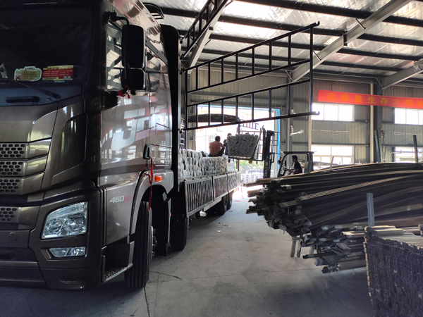 金用護(hù)欄2020年8月3日鋅鋼陽臺(tái)護(hù)欄裝車發(fā)貨! 金用護(hù)欄2020年8月3日鋅鋼陽臺(tái)護(hù)欄裝車發(fā)貨!