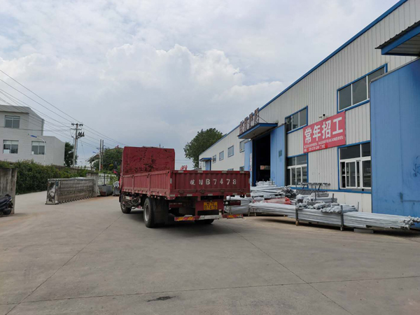 金用護(hù)欄2020年8月6日鋅鋼樓梯扶手裝車發(fā)貨! 金用護(hù)欄2020年8月6日鋅鋼樓梯扶手裝車發(fā)貨!