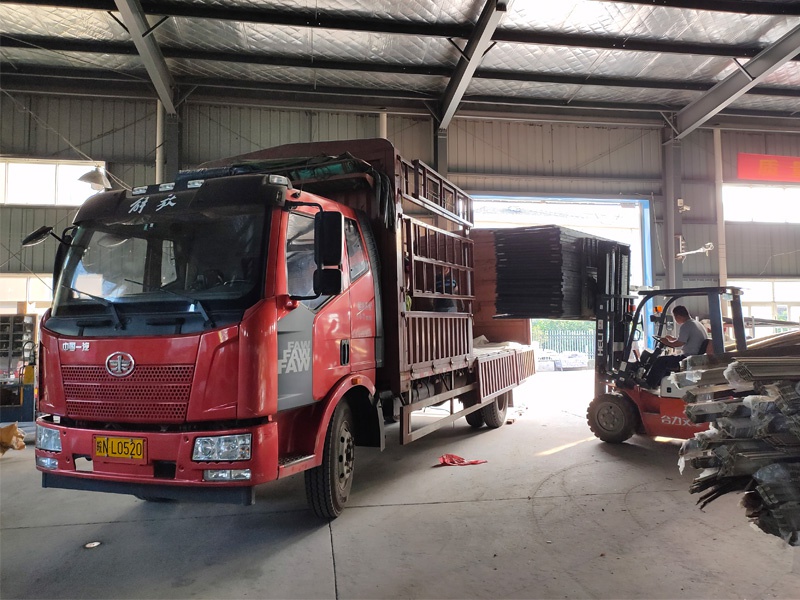 金用護欄2020年8月25日鋁合金百葉窗發貨! 金用護欄2020年8月25日鋁合金百葉窗發貨!