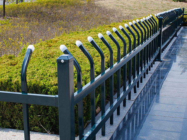 選擇鋅鋼柵欄廠家，這三點很重要！