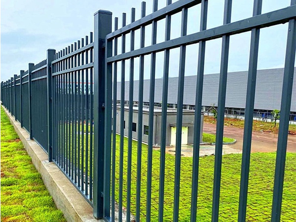 鋅鋼護(hù)欄和鐵藝護(hù)欄誰的性價比高?看過這里你就知道了! 鋅鋼護(hù)欄和鐵藝護(hù)欄誰的性價比高?看過這里你就知道了!