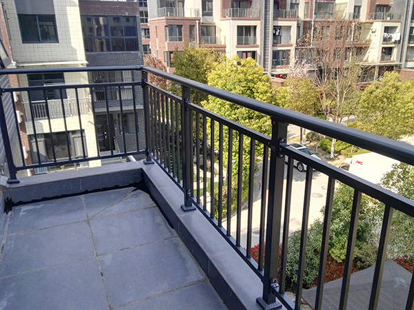 鋅鋼陽臺護欄廠家怎么選，這三點很重要！