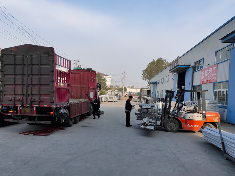 金用護欄2020年10月21日鋅鋼陽臺護欄裝車發貨！