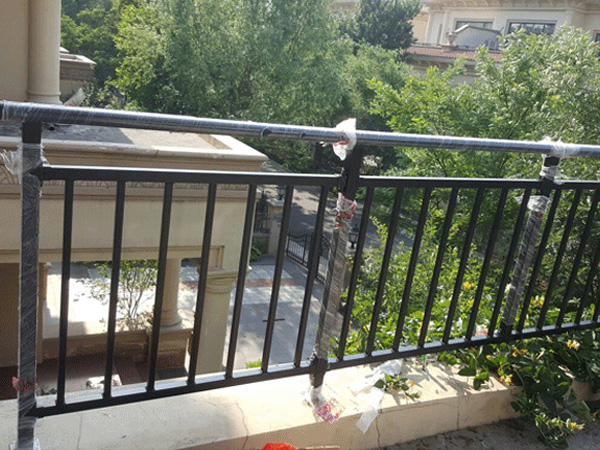哪種陽臺護欄最適合小區(qū)樓盤上使用?這種材質(zhì)最合適! 哪種陽臺護欄最適合小區(qū)樓盤上使用?這種材質(zhì)最合適!