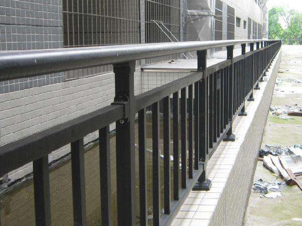 鋅鋼護(hù)欄多少錢一平方米? 鋅鋼護(hù)欄多少錢一平方米?