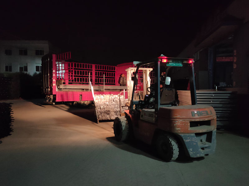 金用護欄2021年12月7日鋅鋼護欄裝車發貨！