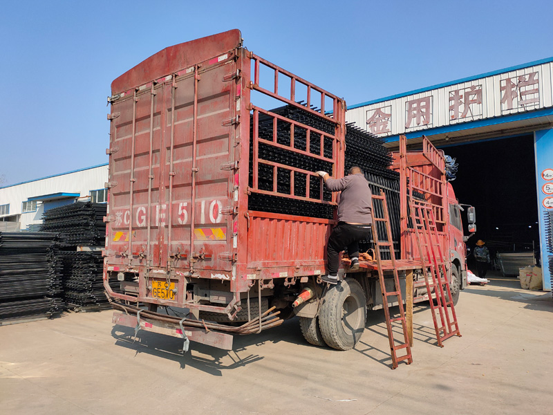 金用護(hù)欄2021年12月9日鋅鋼圍墻護(hù)欄裝車發(fā)貨! 金用護(hù)欄2021年12月9日鋅鋼圍墻護(hù)欄裝車發(fā)貨!