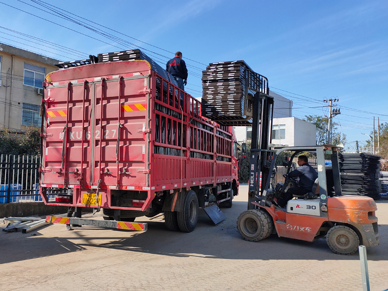 金用護(hù)欄2021年12月11日鋅鋼百葉窗裝車發(fā)貨！
