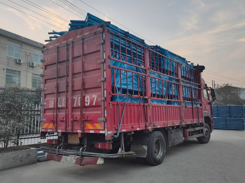 金用護欄2021年12月23日鋅鋼樓梯欄桿裝車發貨！