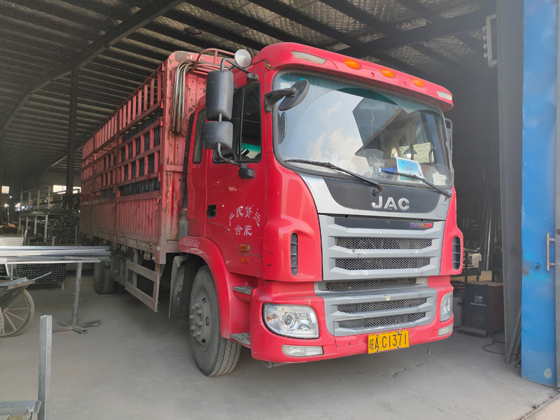 金用護欄2021年12月28日鋅鋼百葉窗裝車發貨！