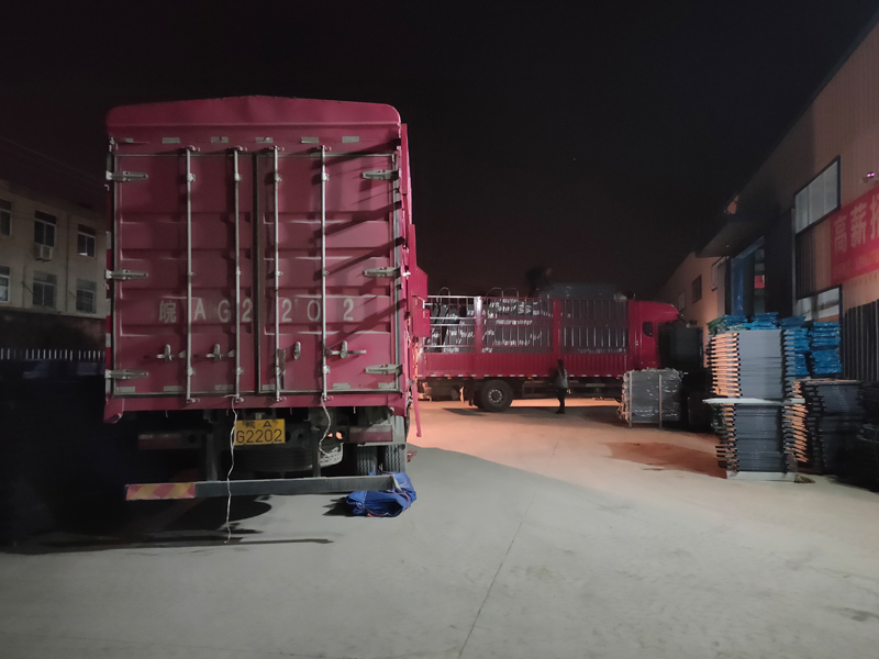 金用護欄2021年12月31日鋅鋼百葉窗裝車發貨！