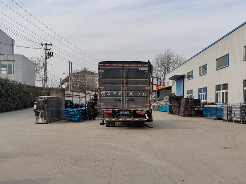 金用護(hù)欄2022年1月12日鋅鋼空調(diào)欄桿裝車發(fā)貨！