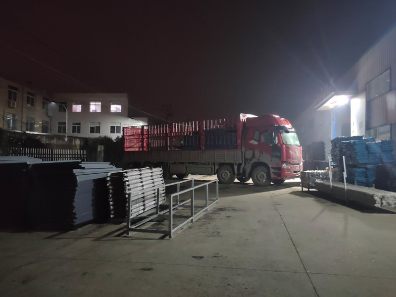 金用護(hù)欄2022年1月13日鋅鋼百葉窗裝車發(fā)貨! 金用護(hù)欄2022年1月13日鋅鋼百葉窗裝車發(fā)貨!