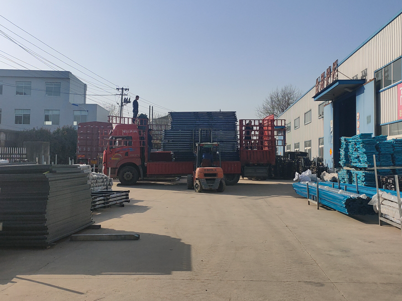 金用護(hù)欄2022年3月9日鋅鋼陽臺(tái)欄桿裝車發(fā)貨！