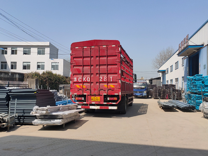 金用護欄2022年3月10日鋅鋼玻璃欄桿裝車發貨！