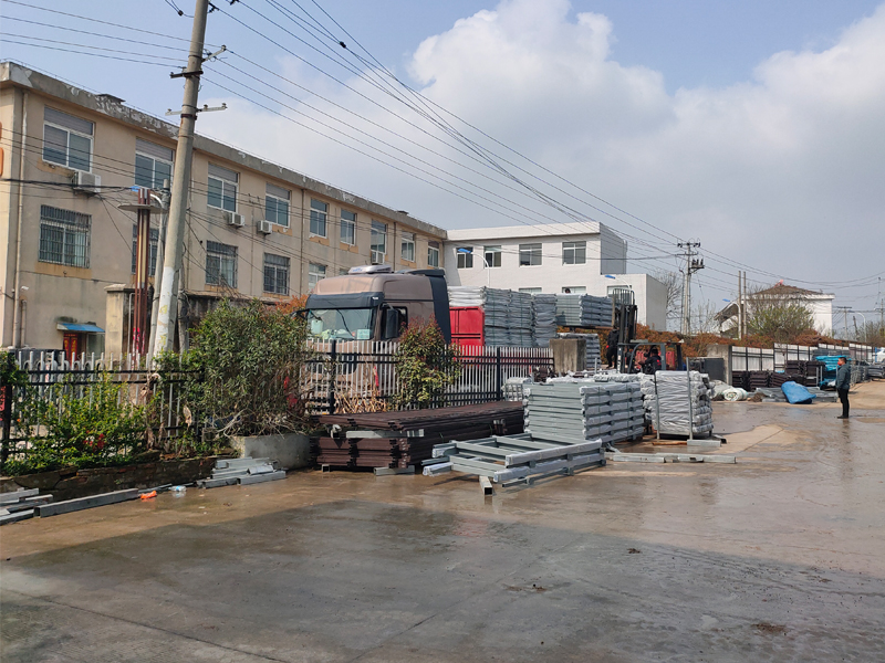 金用護(hù)欄2022年3月23日鋅鋼玻璃欄桿裝車發(fā)貨！