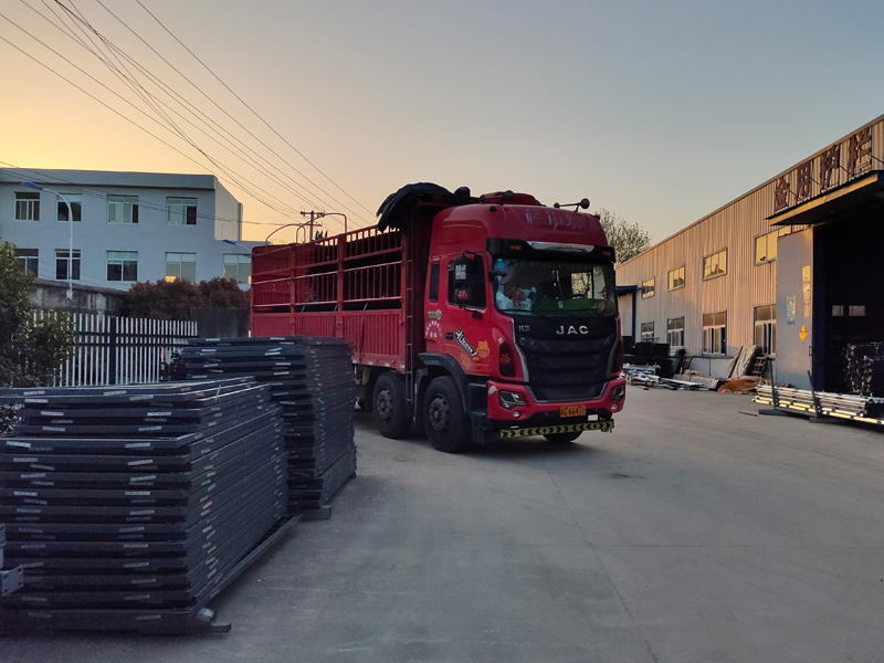 金用護欄2022年4月9日鋅鋼圍墻護欄裝車發(fā)貨！