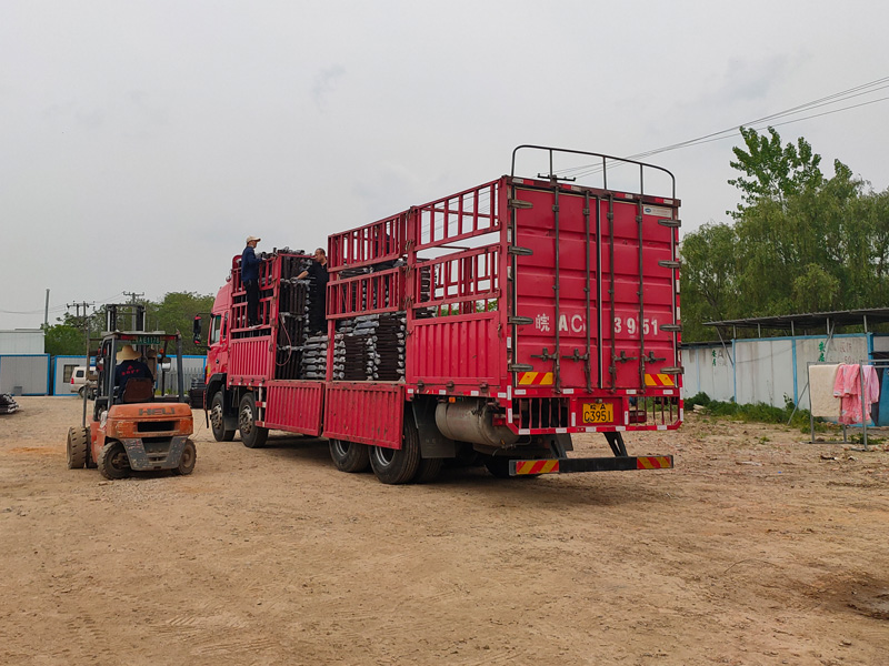 金用護欄2022年4月24日鋅鋼連廊欄桿裝車發貨！