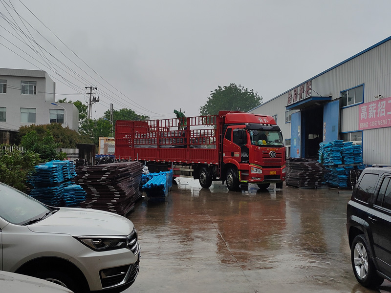 金用護欄2022年5月7日鋅鋼組裝欄桿裝車發貨！