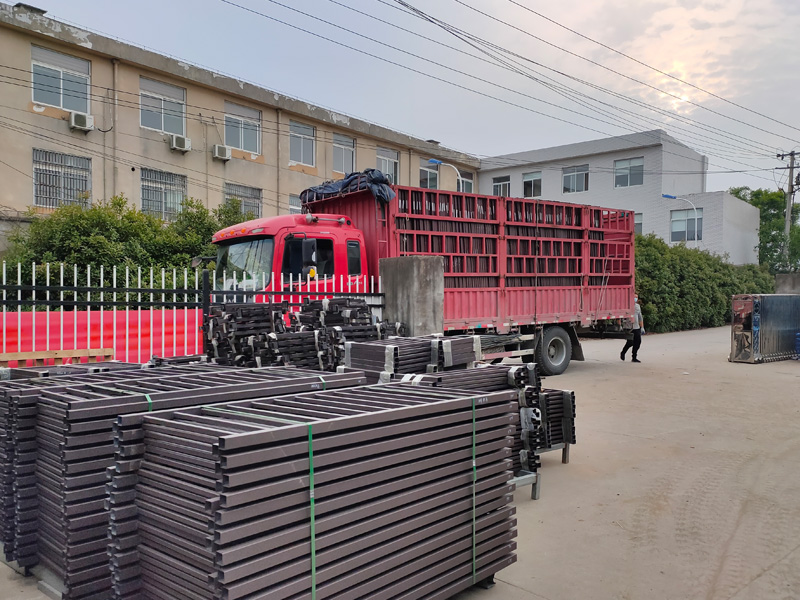 金用護欄2022年5月24日鋅鋼百葉窗裝車發(fā)貨！