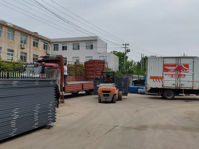 金用護(hù)欄2022年5月26日鋅鋼百葉窗裝車發(fā)貨！