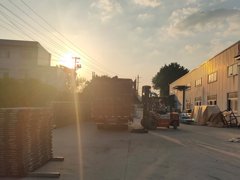 金用護欄2022年6月22日鋅鋼百葉窗裝車發貨! 金用護欄2022年6月22日鋅鋼百葉窗裝車發貨!