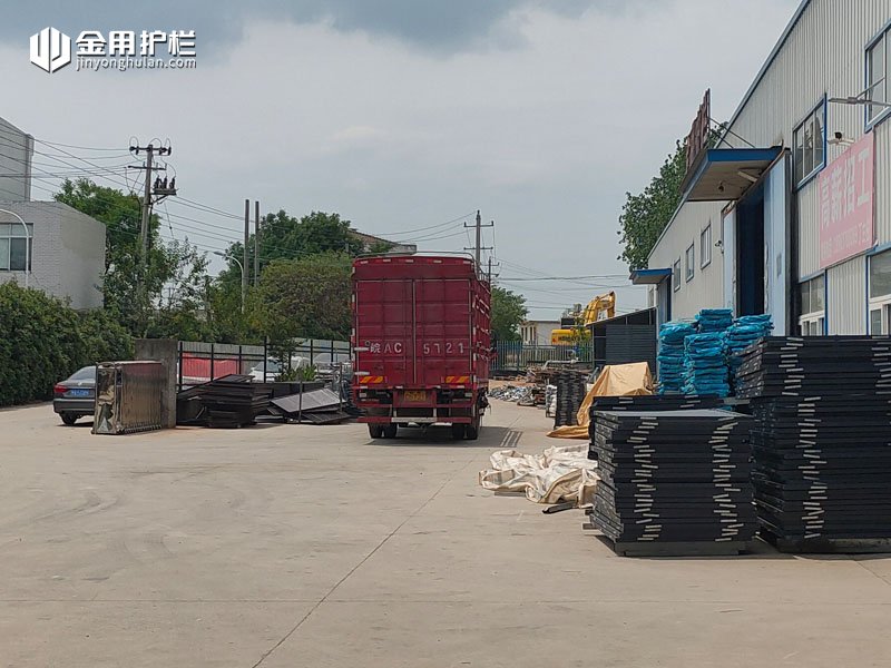 金用護欄2022年6月23日鋅鋼百葉窗裝車發貨！