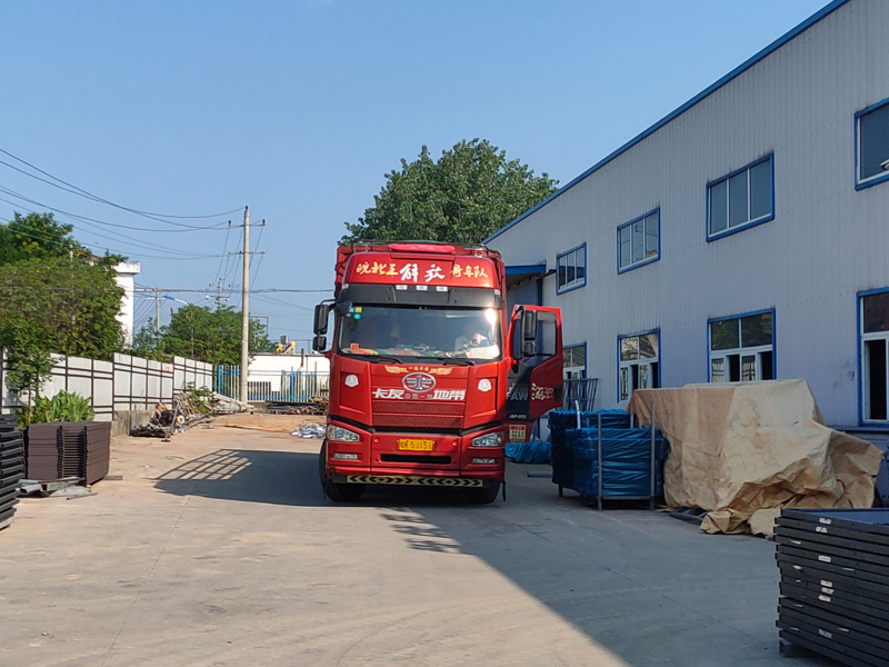 金用護欄2022年7月4日鋅鋼百葉窗裝車發貨！