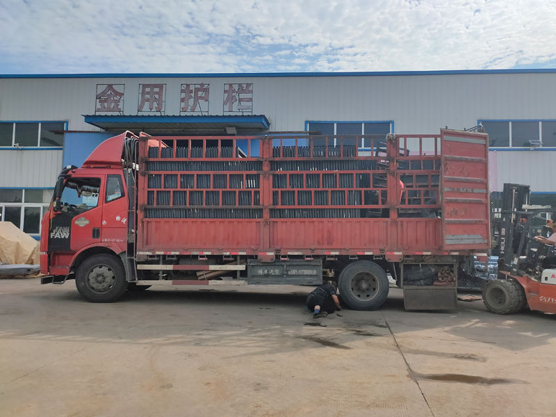 金用護(hù)欄2022年7月9日鋅鋼百葉窗裝車發(fā)貨! 金用護(hù)欄2022年7月9日鋅鋼百葉窗裝車發(fā)貨!