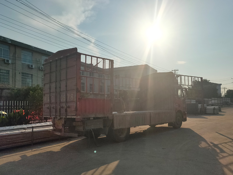 金用護(hù)欄2022年7月11日鋅鋼百葉窗裝車發(fā)貨! 金用護(hù)欄2022年7月11日鋅鋼百葉窗裝車發(fā)貨!