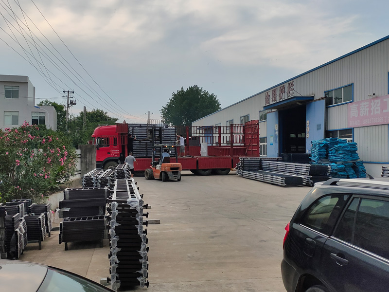 金用護欄2022年7月16日鋅鋼連廊欄桿裝車發貨！