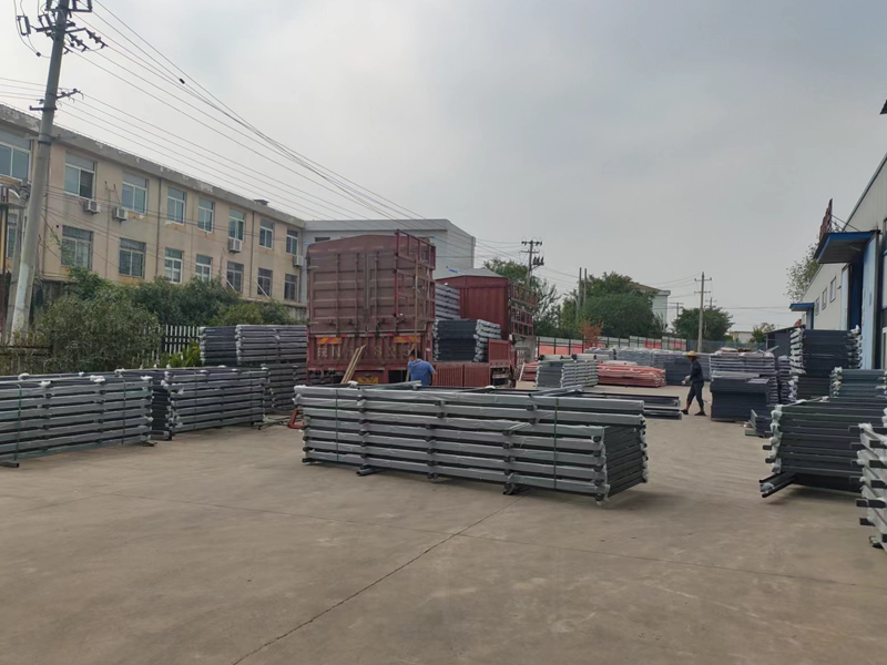 金用護欄2022年8月26日鋅鋼護欄裝車發貨！