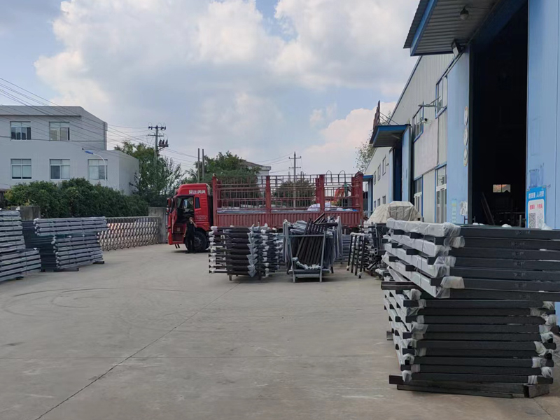 金用護欄2022年9月17日鋅鋼組裝護欄裝車發貨! 金用護欄2022年9月17日鋅鋼組裝護欄裝車發貨!