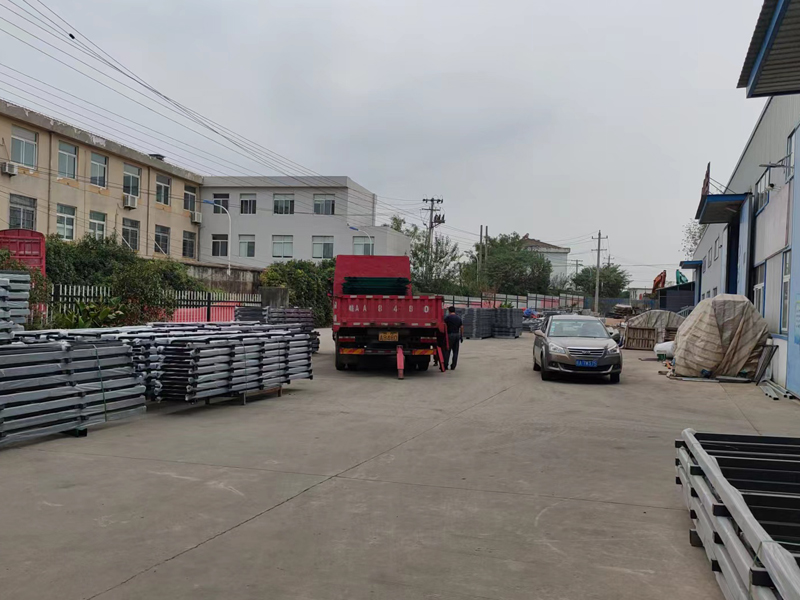 金用護欄2022年10月8日鋅鋼圍墻護欄裝車發貨! 金用護欄2022年10月8日鋅鋼圍墻護欄裝車發貨!