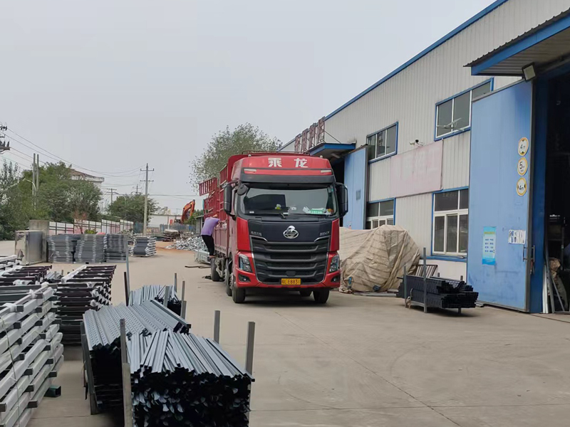 金用護欄2022年10月9日鋅鋼玻璃欄桿裝車發貨！