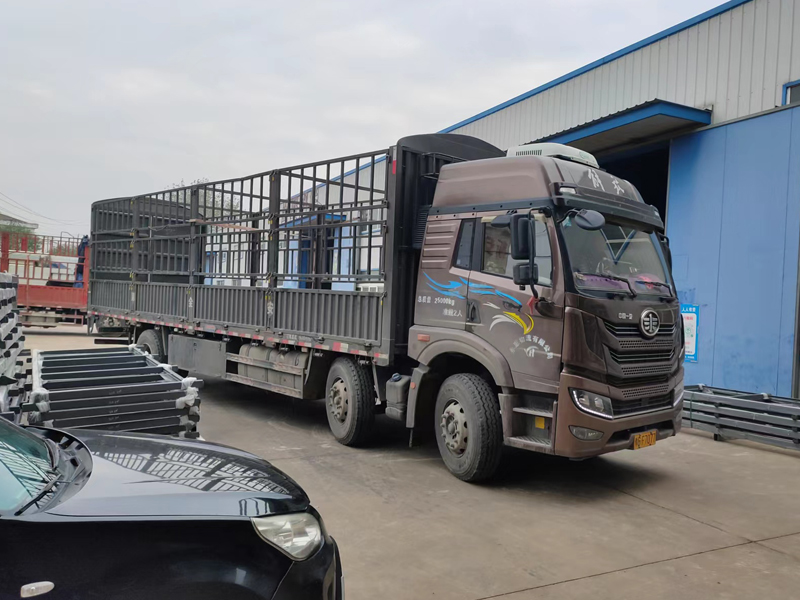 金用護欄2022年10月11日鋅鋼樓梯欄桿裝車發(fā)貨！