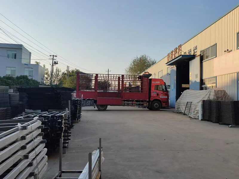 金用護欄2022年10月17日鋅鋼飄窗欄桿裝車發貨! 金用護欄2022年10月17日鋅鋼飄窗欄桿裝車發貨!