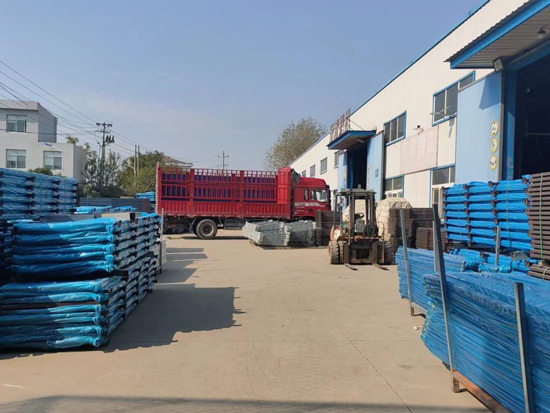 金用護(hù)欄2022年11月15日鋅鋼陽臺護(hù)欄裝車發(fā)貨！