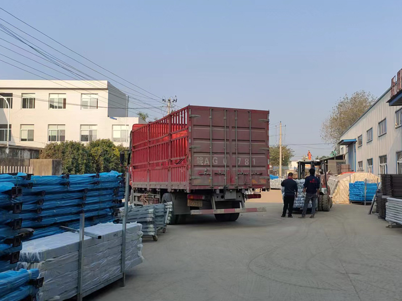 金用護欄2022年11月18日鋅鋼組裝護欄裝車發貨！