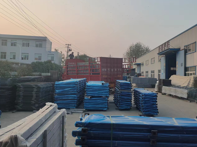 金用護欄2022年11月22日鋅鋼玻璃欄桿裝車發貨! 金用護欄2022年11月22日鋅鋼玻璃欄桿裝車發貨!