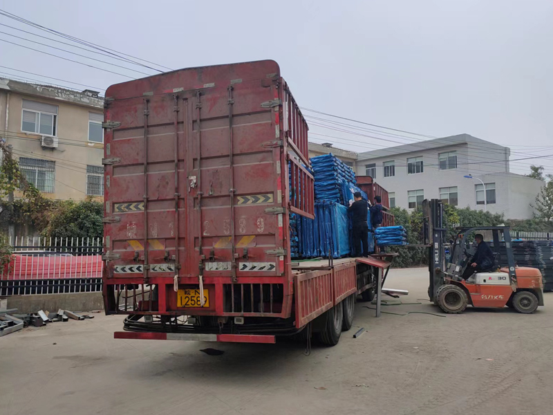 金用護欄2022年11月23日鋅鋼陽臺護欄裝車發貨！