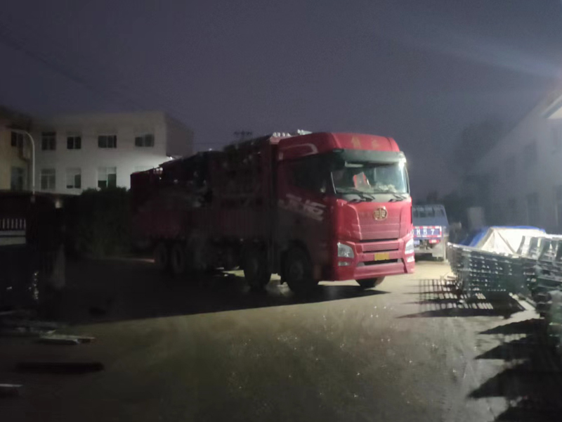 金用護欄2022年11月28日鋅鋼玻璃欄桿裝車發(fā)貨！