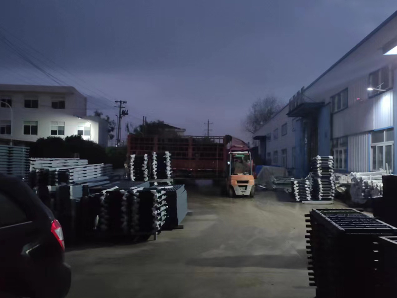 金用護欄2022年12月3日鋅鋼百葉窗裝車發(fā)貨！