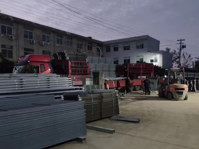 金用護欄2022年12月5日鋅鋼陽臺護欄裝車發貨！